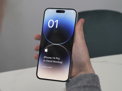 手持iphone14pro手机屏幕界面UI展示场景样机智能贴图PSD设计素材