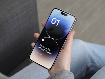 手持iphone14pro手机屏幕界面UI展示场景样机智能贴图PSD设计素材