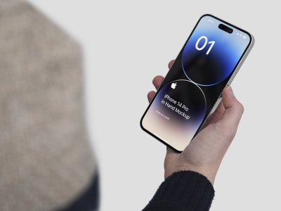 手持iphone14pro手机屏幕界面UI展示场景样机智能贴图PSD设计素材