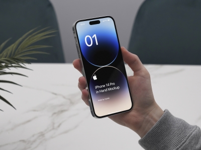 手持iphone14pro手机屏幕界面UI展示场景样机智能贴图PSD设计素材