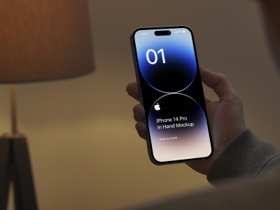 手持iphone14pro手机屏幕界面UI展示场景样机智能贴图PSD设计素材