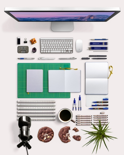 办公元素场景电脑键盘鼠标钢笔记事本尺子绿植饼干